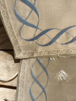 Pareja de manteles vintage bordados