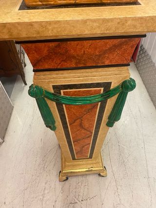Jarrón y pedestal de efecto mármol y oro