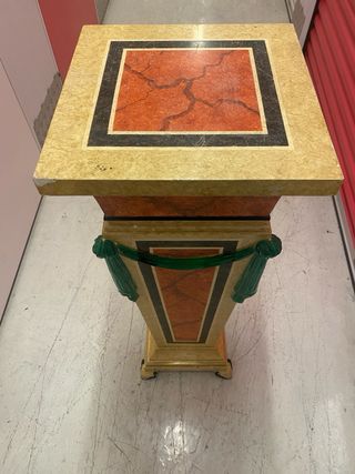 Jarrón y pedestal de efecto mármol y oro