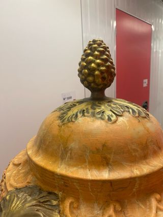 Jarrón y pedestal de efecto mármol y oro