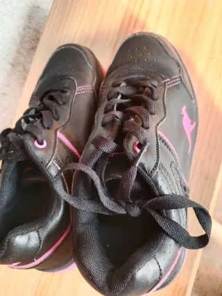 Zapatillas deportivas negras y rosas