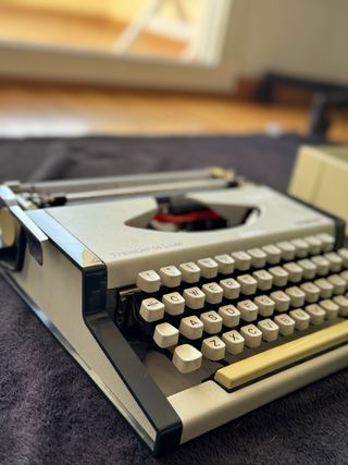 Máquina de escribir Olympia Traveller de Luxe