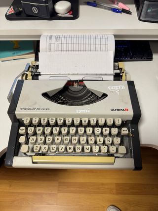 Máquina de escribir Olympia Traveller de Luxe