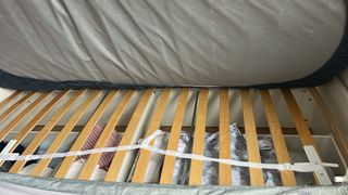 Cama blanca 90x200 cm , con Colchón incluido .