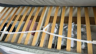 Cama blanca 90x200 cm , con Colchón incluido .