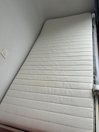 Cama blanca 90x200 cm , con Colchón incluido .
