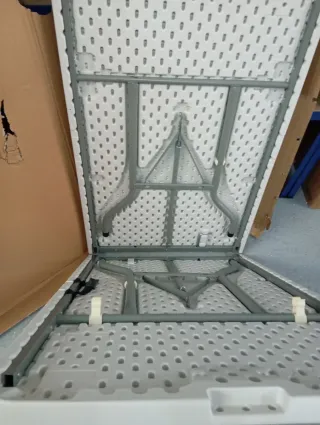 Tavolo pieghevole bianco in plastica