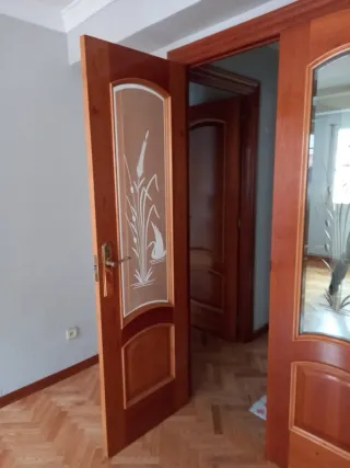 Puerta doble de madera con cristal