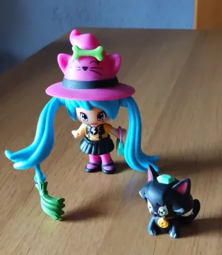 Muñeca PinyPon con gato y escoba