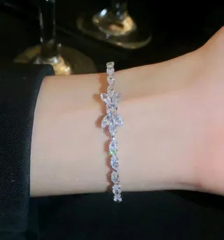 Pulsera de plateada con circonitas sintéticas.