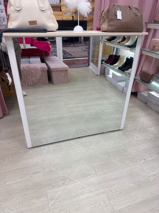 6 estanterias un mostrador y un espejo