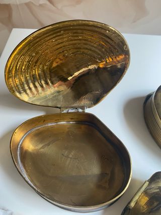 Cajas de bronce forma almeja