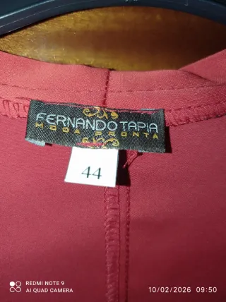 Traje de fiesta o boda rojo de raso , talla 44.