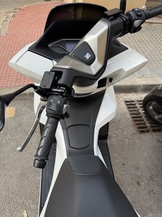 Honda PCX 125cc 2026 Blanca, solo 15 kilómetros...
