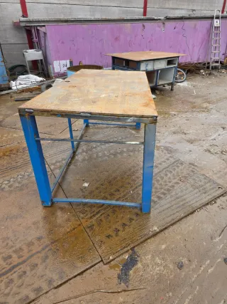 Banco de trabajo metálico 2 de ancho x 1 de fondo