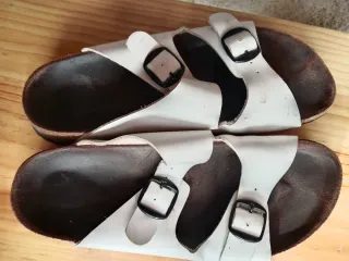 Chanclas blancas con hebillas