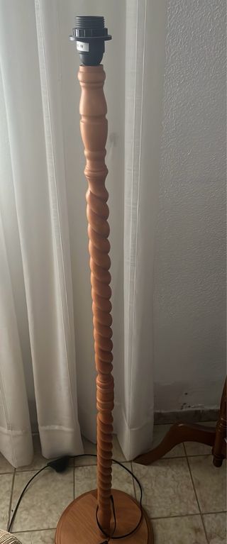 Pie de lámpara de madera