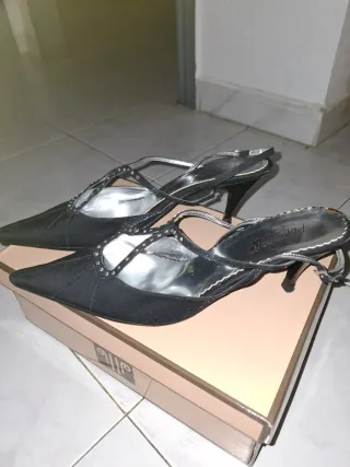Zapatos de tacón negros y plateados talla 41