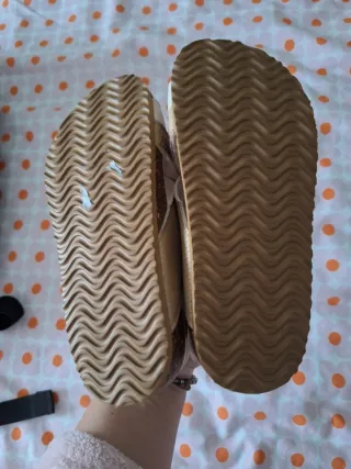 Sandalias niña doradas y blancas de zara