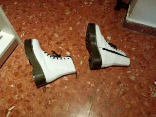 Botas blancas con cordones