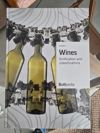 Se venden Bullipedia completa de vinos en Inglés.