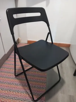 Mesa auxiliar y silla plegables negras