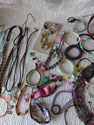 Lote bisutería: 42 unidades collares pulseras anil