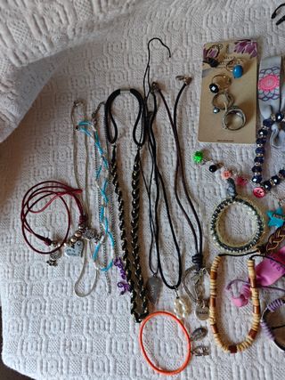 Lote bisutería: 42 unidades collares pulseras anil