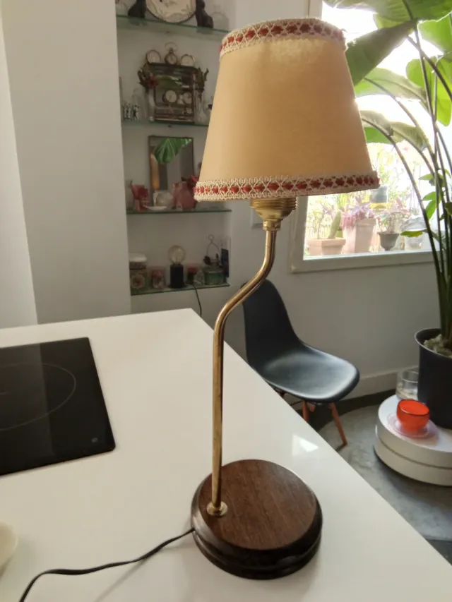 Lámpara de mesa dorada y madera