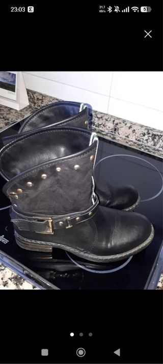 Botas negras con tachuelas y hebilla
