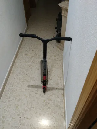 Patinete infantil negro y rojo