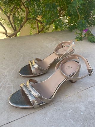 Sandalias H&M tacón bajo doradas talla 40