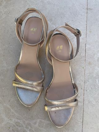 Sandalias H&M tacón bajo doradas talla 40