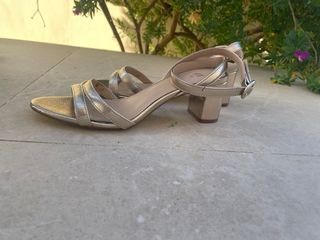 Sandalias H&M tacón bajo doradas talla 40