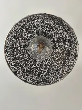 Lámpara de metal plateada y negra