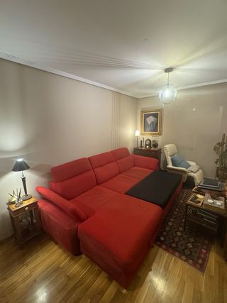 Sofá-cama rojo con chaise longue
