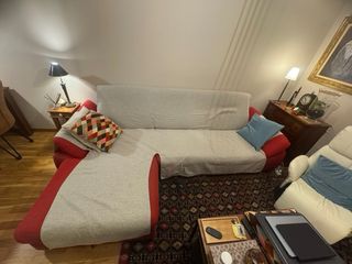 Sofá-cama rojo con chaise longue