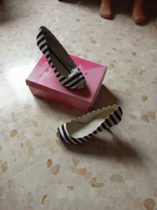 Zapatos de rayas blanco y negro