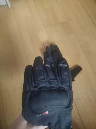 Guantes Moto Talla M con nudillos reforzados.