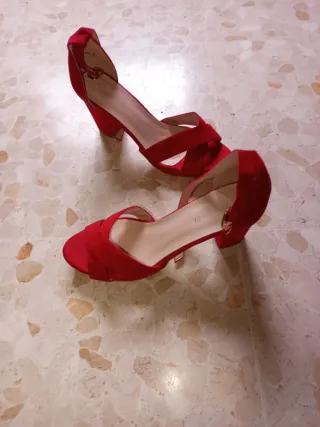 Sandalias rojas de tacón