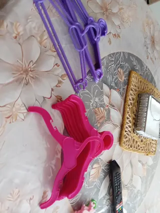 Perchas infantiles moradas de plástico