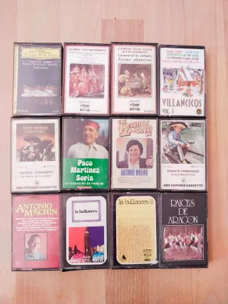 Lotti di cassette musicali di musica classica e canti natalizi