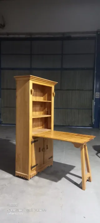 Mueble castaño macizo con mesa