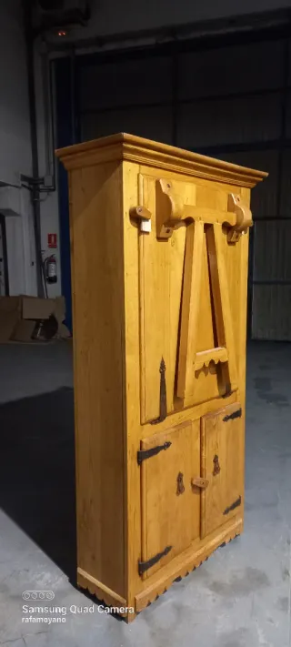 Mueble castaño macizo con mesa
