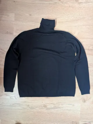 Jersey negro cuello alto