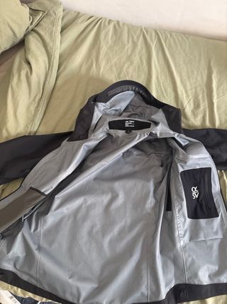 Chaqueta Cortavientos Impermeable Arc'teryx Negra.