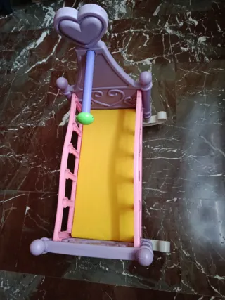 Cuna de juguete rosa y morada