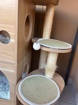 Tiragraffi in legno per gatti a più livelli