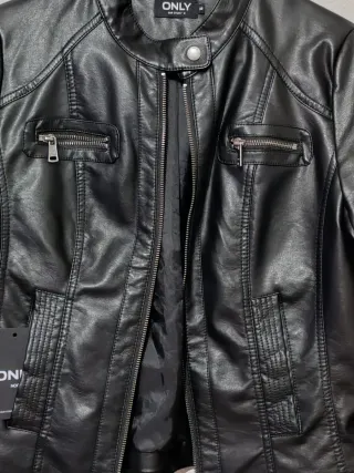 Cazadora efecto piel ONLY