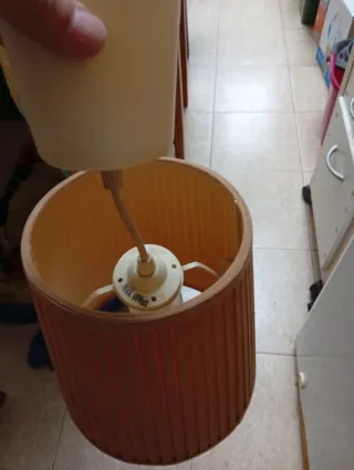 Lámpara de tela beige y naranja